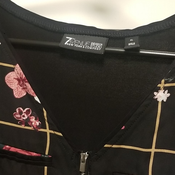 New York and Company Rose printed blouse - Picture 5 of 8